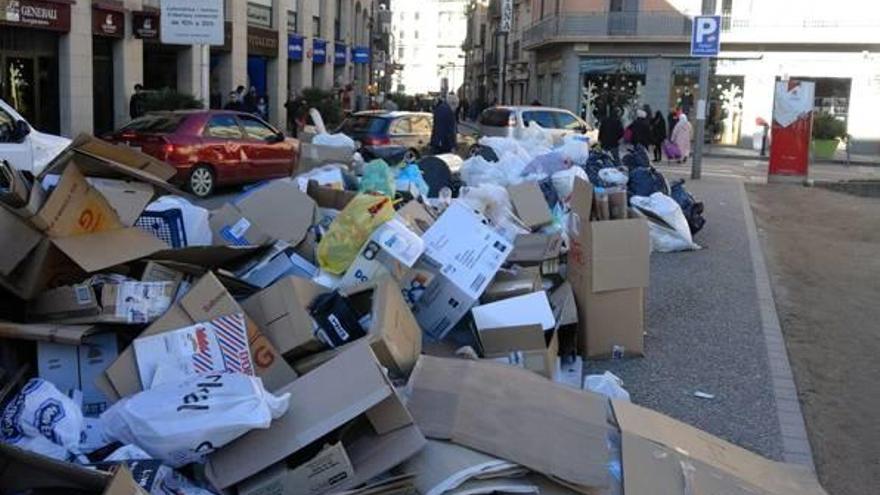 La plaça de la Font Lluminosa, en ple centre comercial, ahir ple d&#039;escombraries.