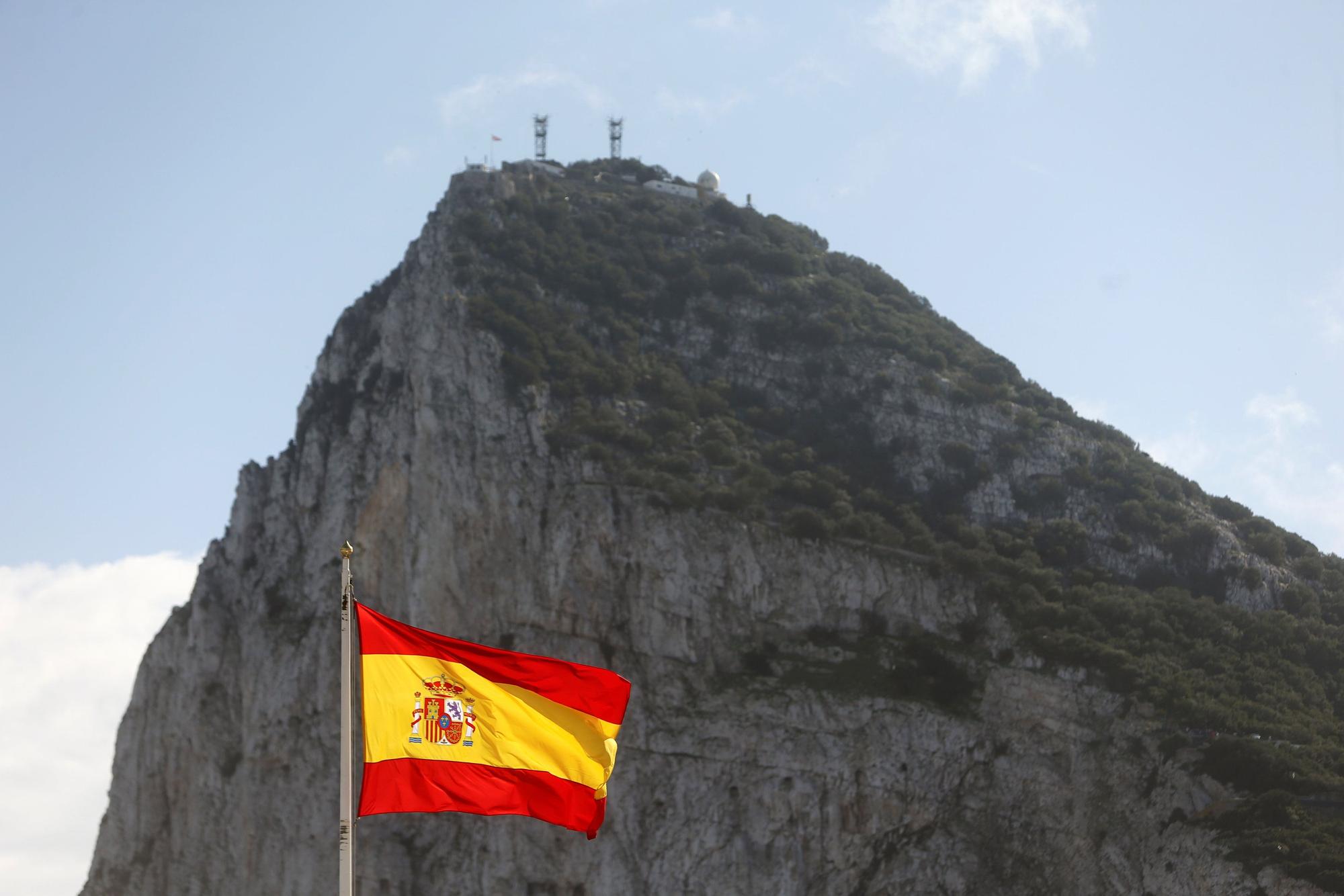 Bandera española ondea cerca del Peñón de Gibraltar