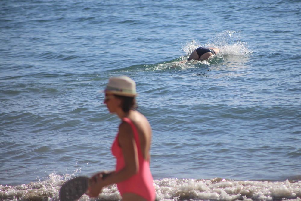 Las inusuales altas temperaturas han animado en los últimos días la afluencia a las playas de la Vega Baja. Aquí imágenes de la playa del Cura en Torrevieja.