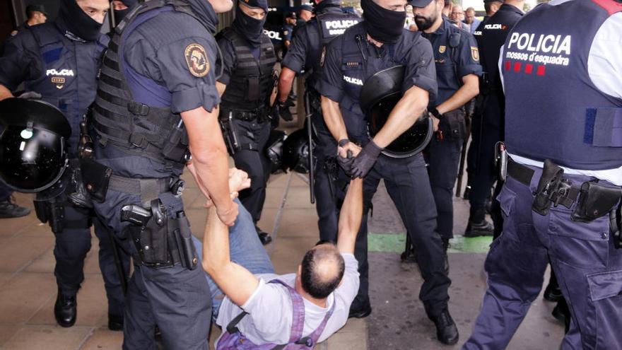 Mossos i Policia Nacional desallotgen el Pícnic per la República del vestíbul de l&#039;estació de Sants