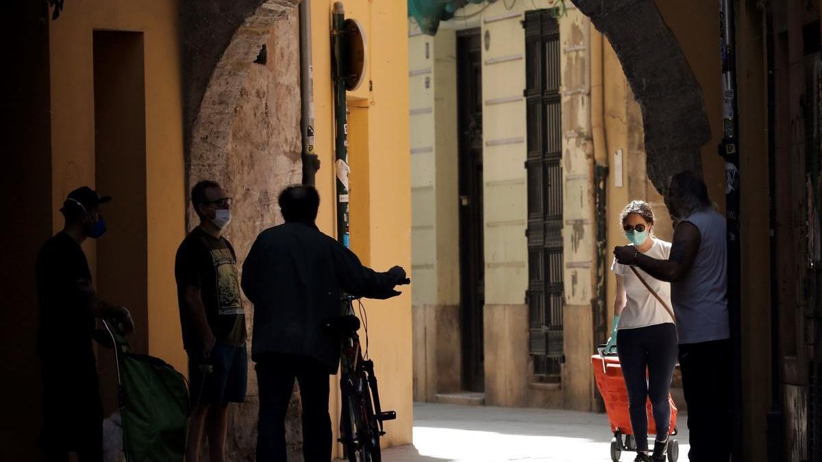 Viandantes en una céntrica calle de València.