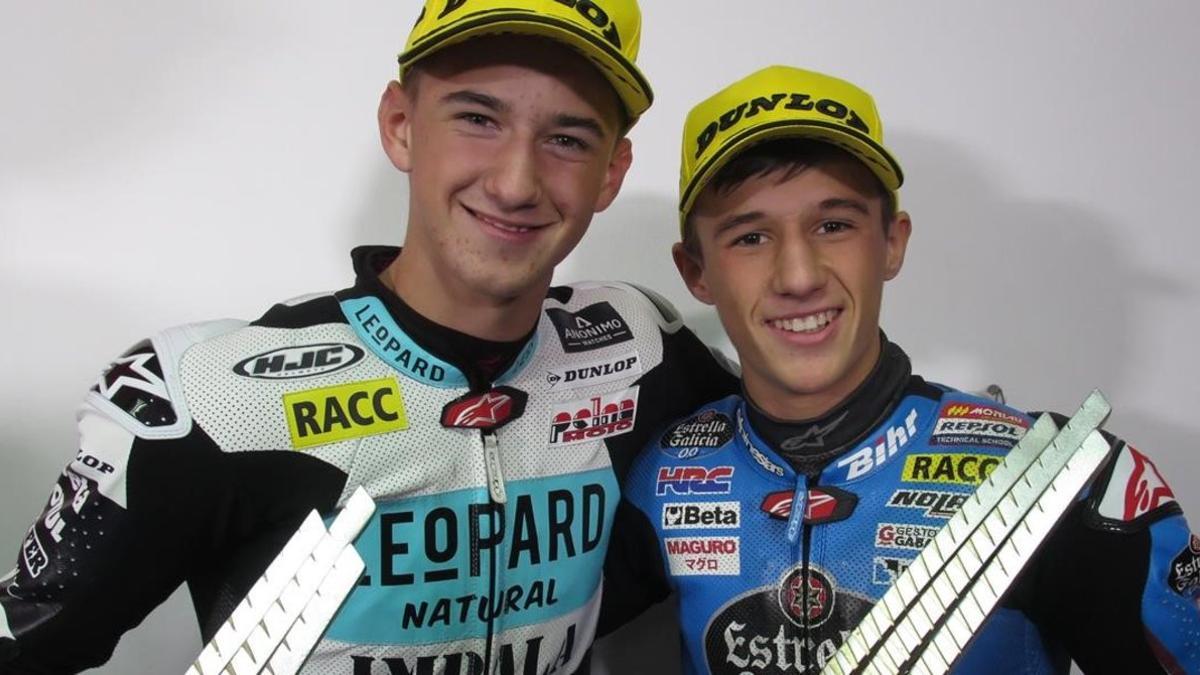 Xavier Artigas (3º) y Sergio García Dols (1º) celebran juntos el podio de hoy en Cheste (Valencia).