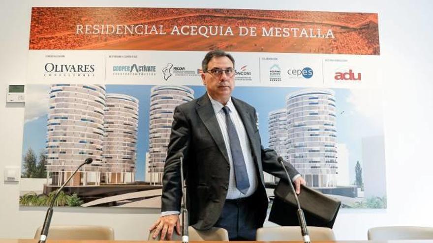 J. L. Santa Isabel (ADU Mediterráneo) ayer en rueda de prensa