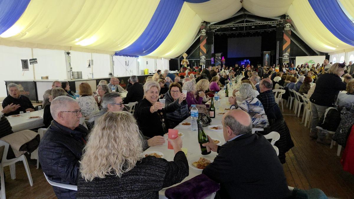 Gran ambiente en la fiesta de la tercera edad, este martes.