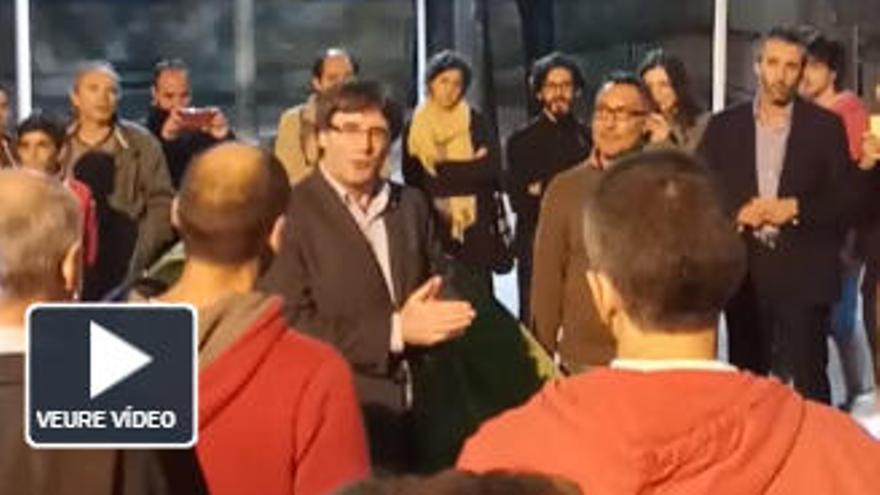 Vídeo: Puigdemont saluda la gent que passa la nit al Col·legi Verd