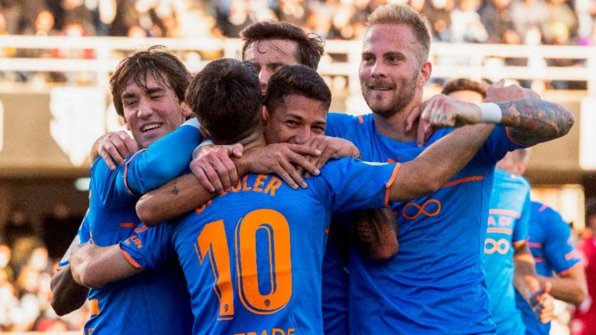 Los jugadores del Valencia celebran un gol