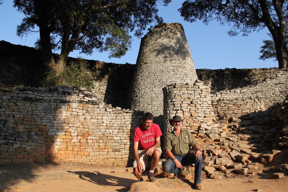 Valentín Dieste durante uno de sus viajes a Zimbabue en busca de las minas del rey Salomón.