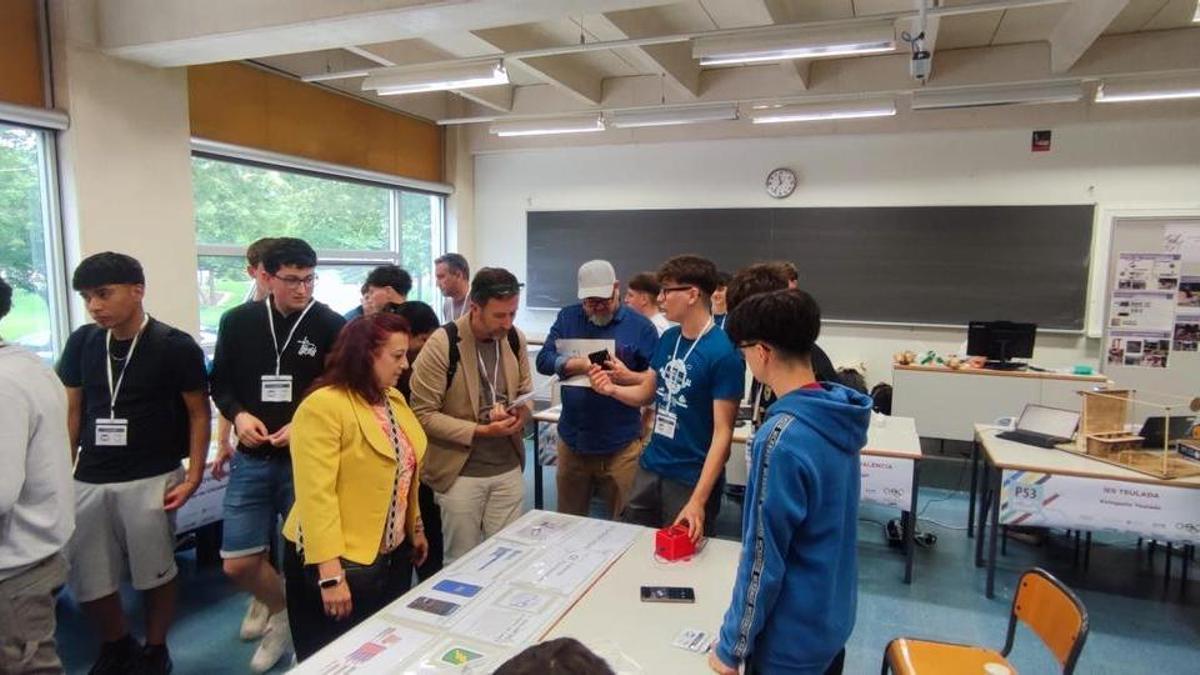 Los alumnos presentan su proyecto en la feria tecnológica.