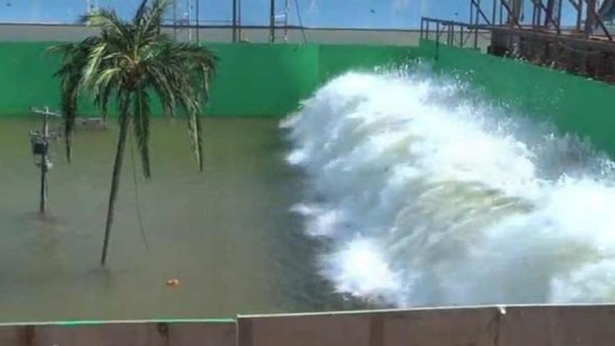 Imagen del instante en el que se abren las compuertas para crear la ola del tsunami, en el tanque de Ciudad de la Luz.