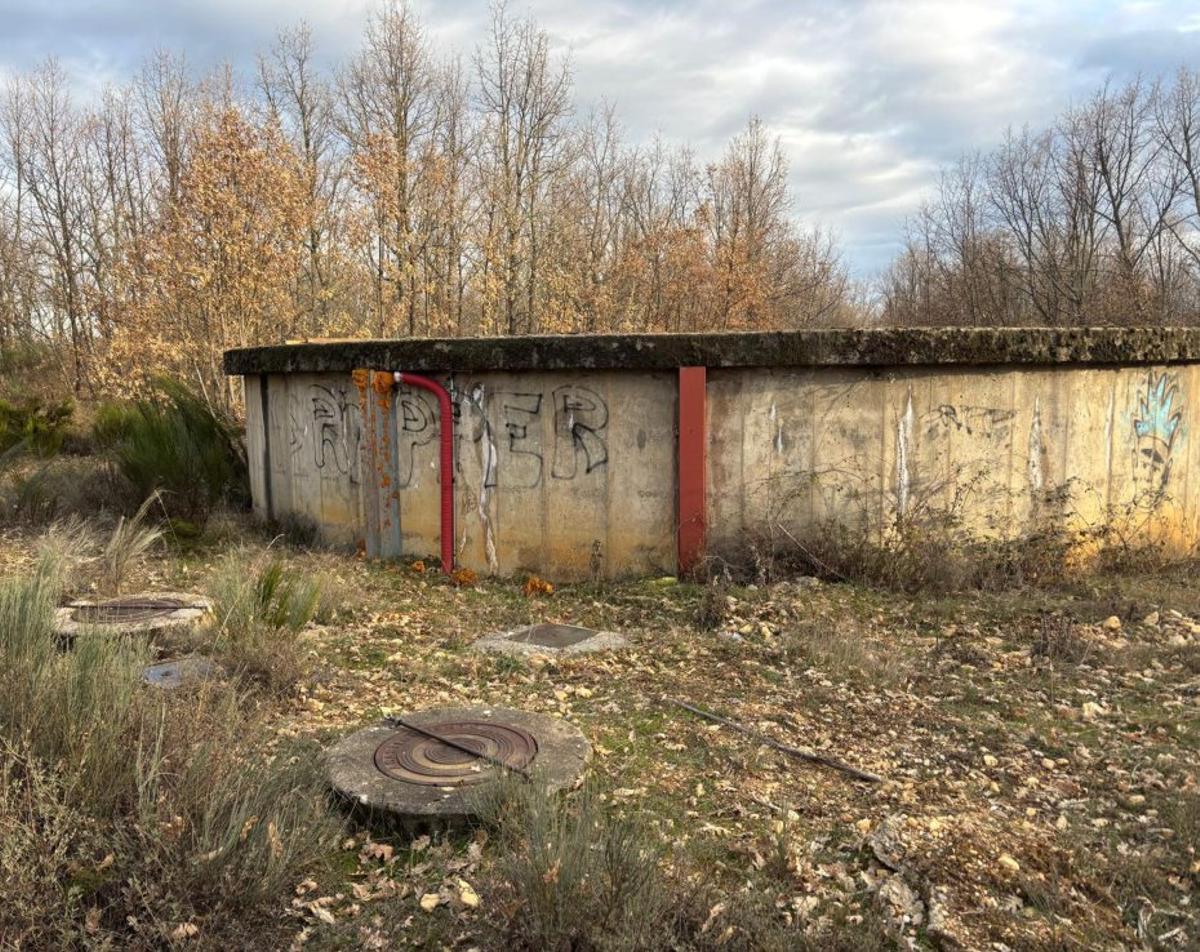 Depósito de agua que abastece a los vecinos del barrio de La Gafa. | A. SAAVEDRA