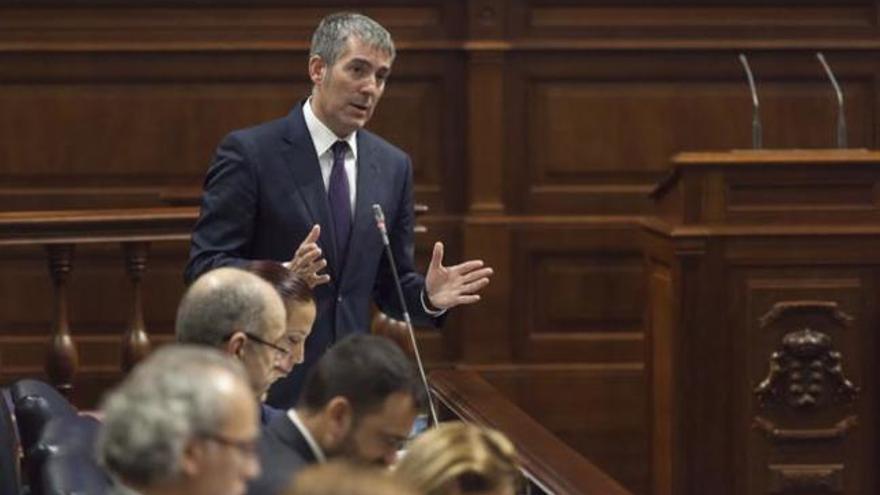 Imagen de archivo de Fernando Clavijo durante una intervención en el Parlamento de Canarias.