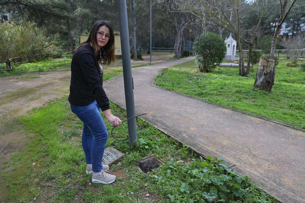 La concejala Joana Ureña muestra los cables cortados.