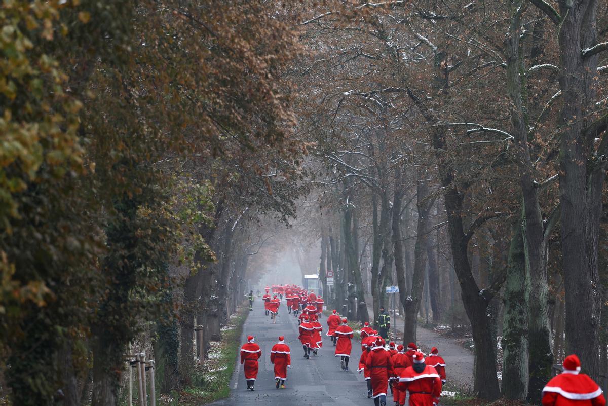 Carrera multitudinaria de papas Noel en Michendorf (Alemania)