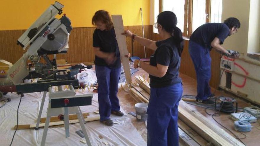 Alumnos de una escuela taller trabajan en la Casa de la Mota de Benavente.