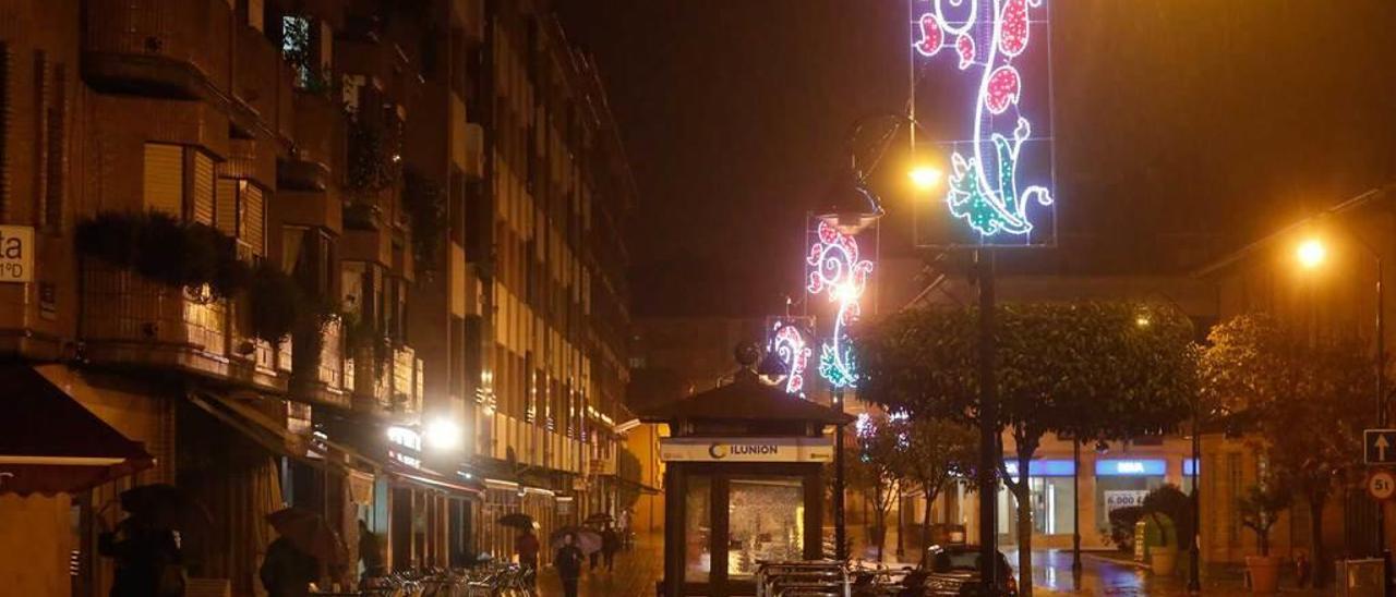 Alumbrado navideño en la calle La Libertad de Piedras Blancas en las fiestas navideñas de 2014.