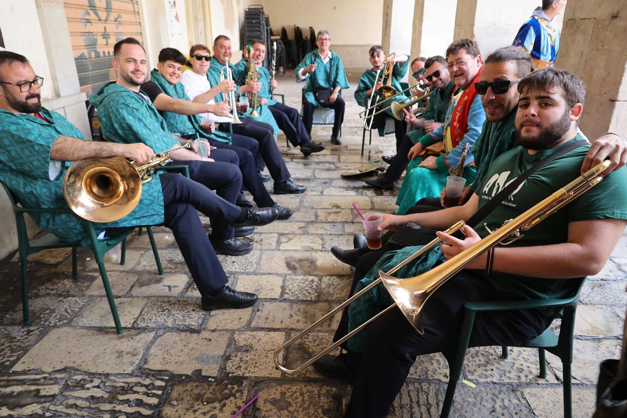El Sant Jordiet entre claveles en la procesión de la Reliquia