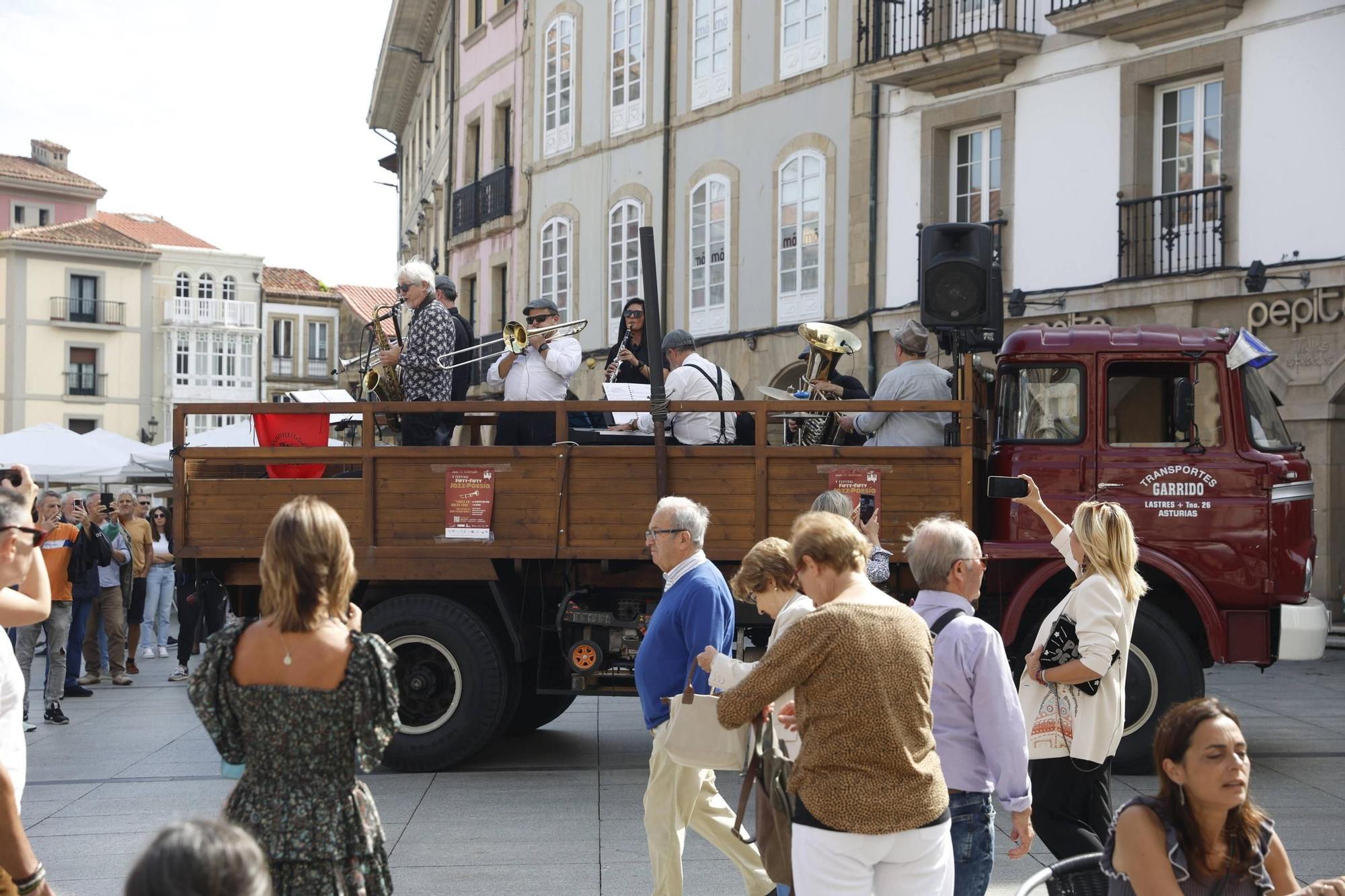 EN IMÁGENES: Así fue el concierto ambulante de jazz por las calles del casco histórico de Avilés
