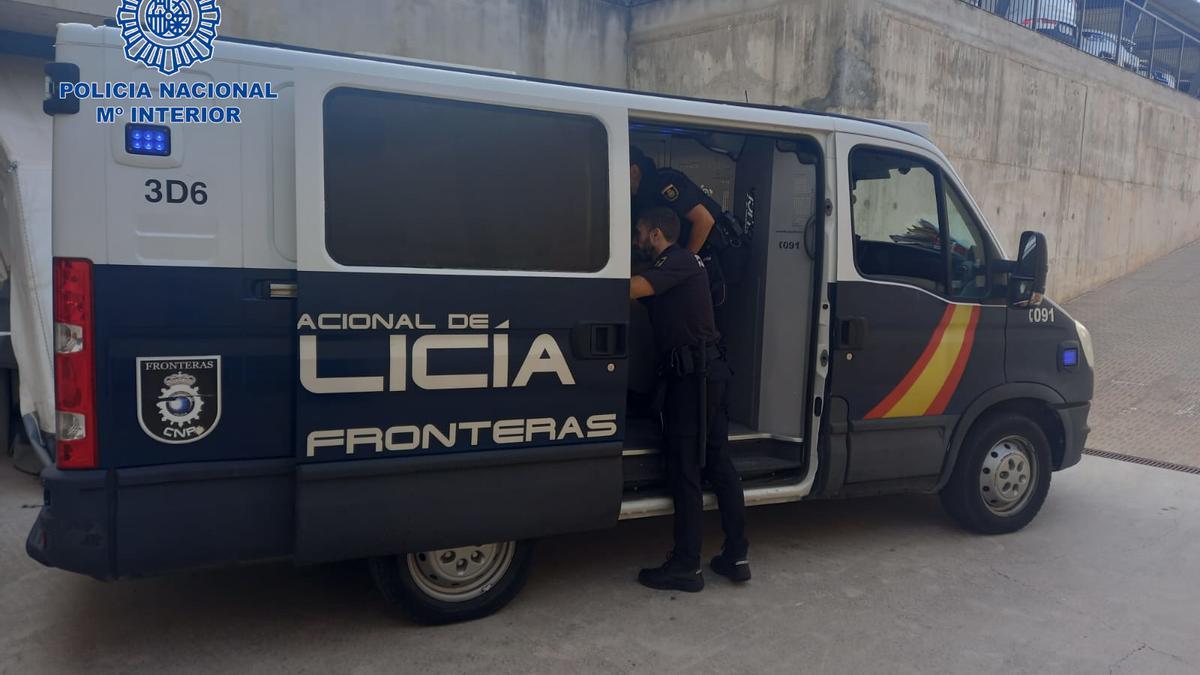 Un furgón y dos agentes del Cuerpo Nacional de Policía de Ibiza