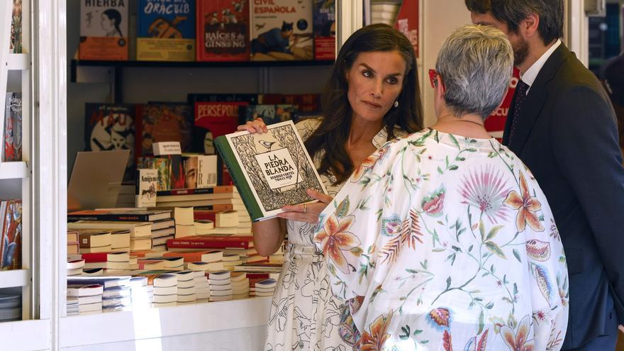 Una reina &quot;muy lectora e interesada por el sector editorial&quot; inaugura la Feria del Libro, que arranca marcada por el calor