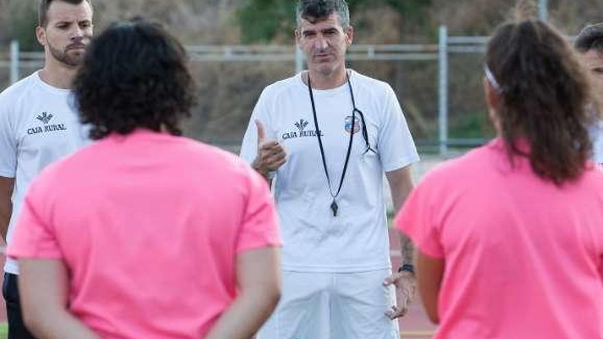 Nacho Merino habla con sus jugadoras, ayer.