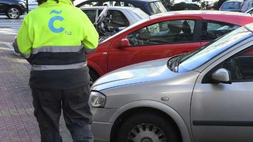 Una controladora de la ORA hace un seguimiento en una calle.