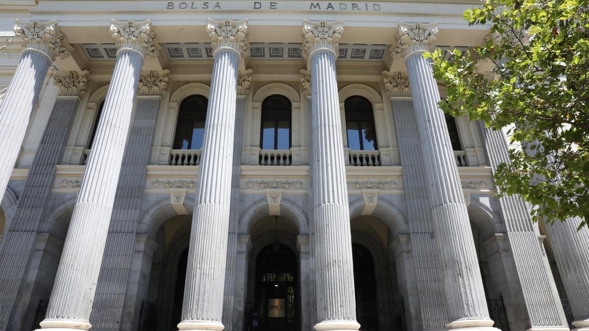 Archivo - Fachada del Palacio de la Bolsa de Madrid, a 27 de julio de 2021, en Madrid, (España).