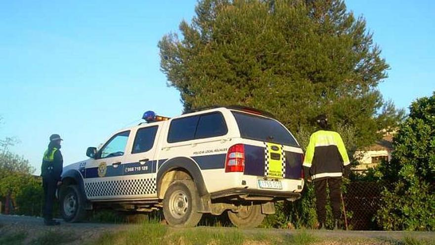 Una imagen de agentes patrullando en la huerta de Rojales.