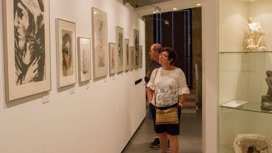 Varios turistas observan dibujos de Baltasar Lobo ayer en la Casa de los Gigantes.