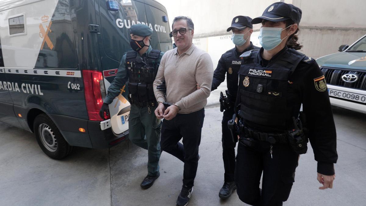 El supuesto capo mafioso, Bashkim Osmani, llega a los juzgados de Palma en 2022 tras su extradición.