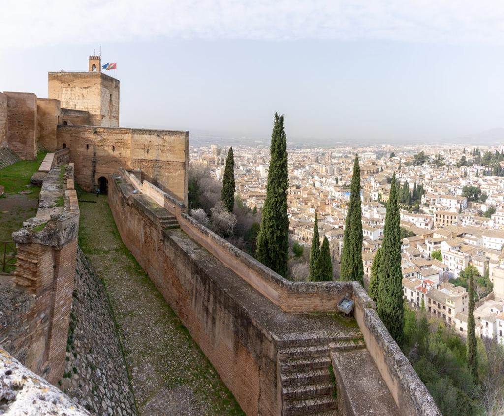 Alhambra de Granada, con la Torre de la Vela al fondo. 