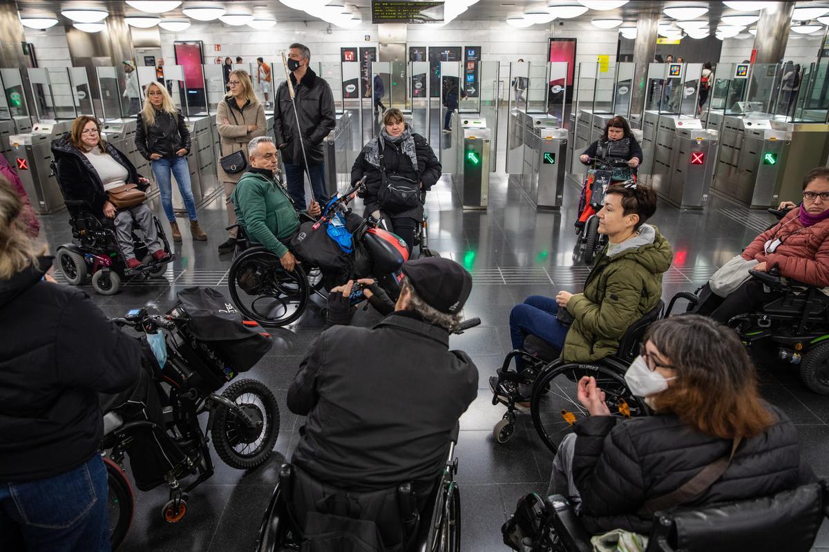 Personas con movilidad reducida piden mejoras en trenes, buses y estaciones para evitar accidentes y obstáculos en el acceso al transporte público