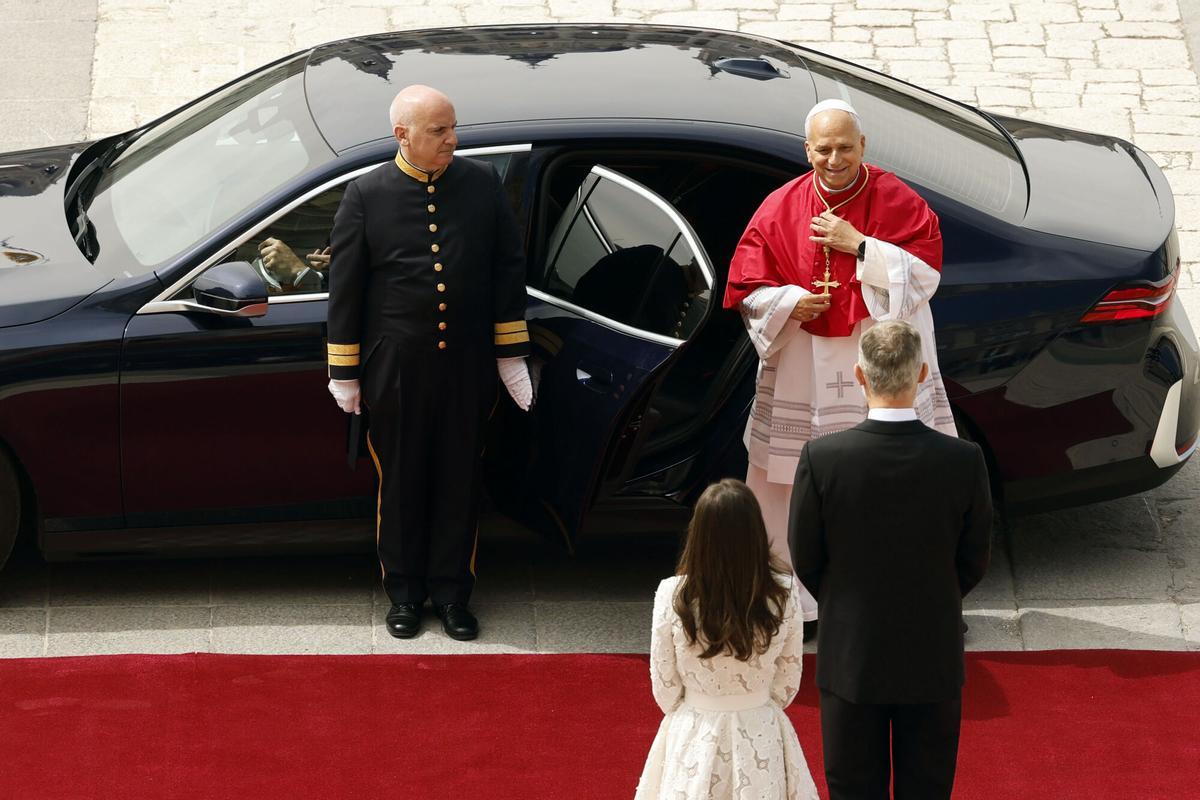 Los reyes Felipe y Letizia reciben al papa León XIV a su llegada al Palacio Real