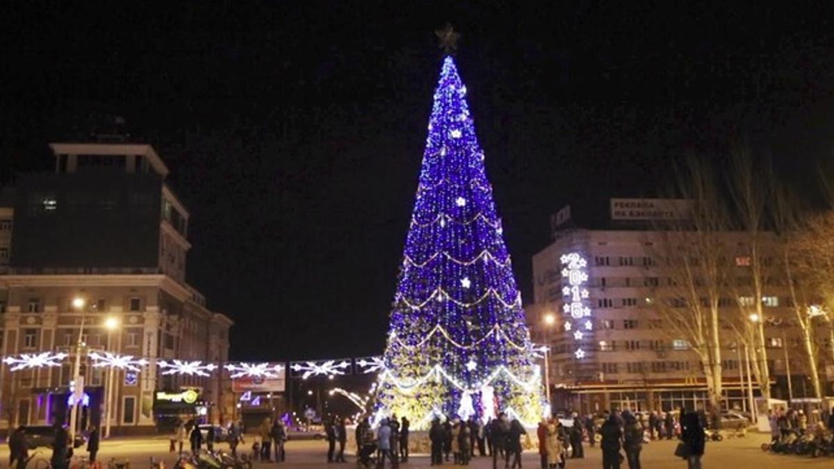 Árbol de Navidad para celebrar en el centro de Donetsk.