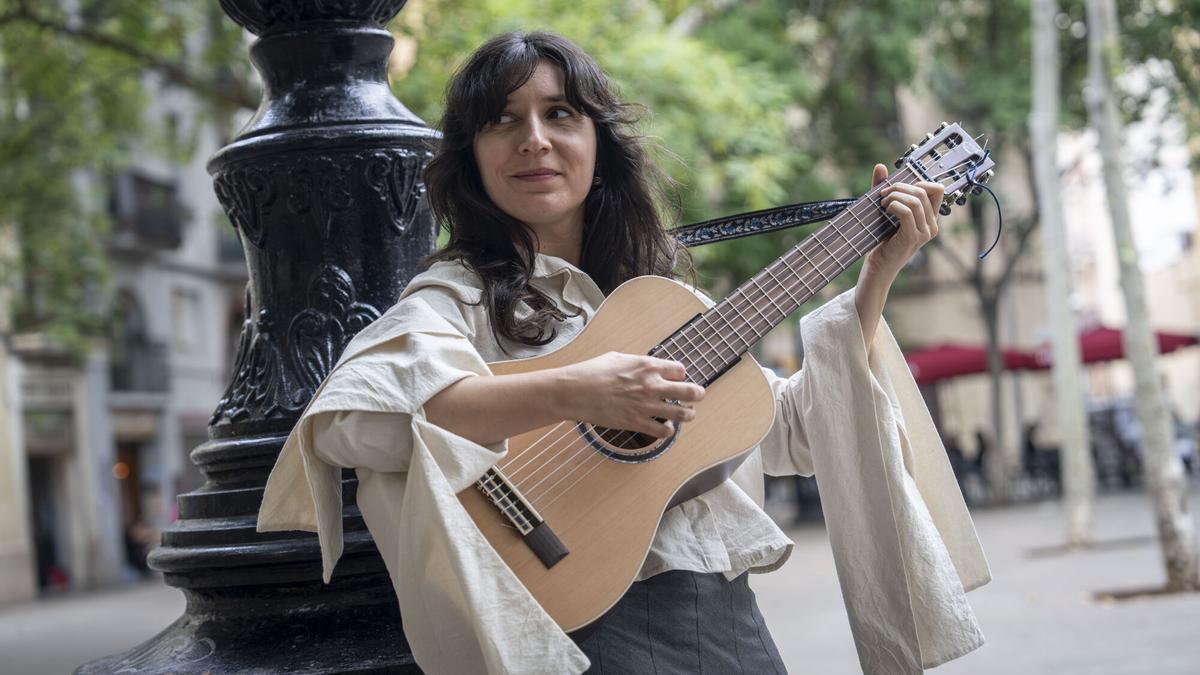 La cantautora asturiana Lorena Álvarez, en la plaza Osca de Barcelona