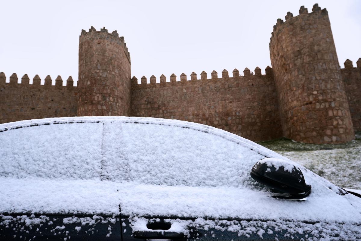 Vista de la nieve en Ávila (centro de España) este lunes que ha registrado temperaturas de menos seis grados durante la madrugada. EFE/ Raúl Sanchidrián. Sustituye texto/Añade video