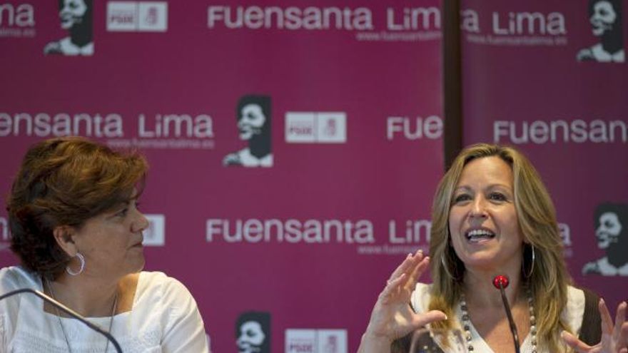 La ministra de Asuntos Exteriores, Trinidad Jiménez, acompañada por la candidata socialista en Mijas, Fuensanta Lima, participa en un encuentro celebrado hoy en el municipio malagueño.