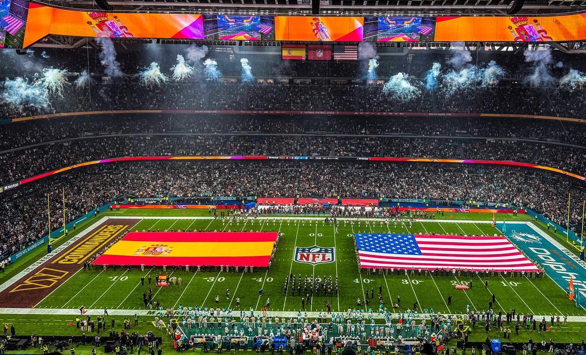 Las banderas de España y Estados Unidos en el Santiago Bernabéu.