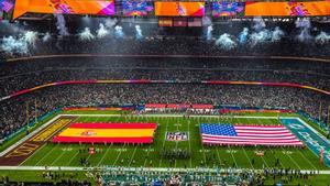 Las banderas de España y Estados Unidos en el Santiago Bernabéu.