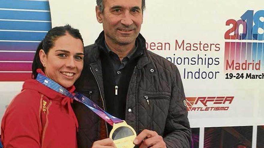 Beatríz Antolín y el entrenador Carlos Ruiz.