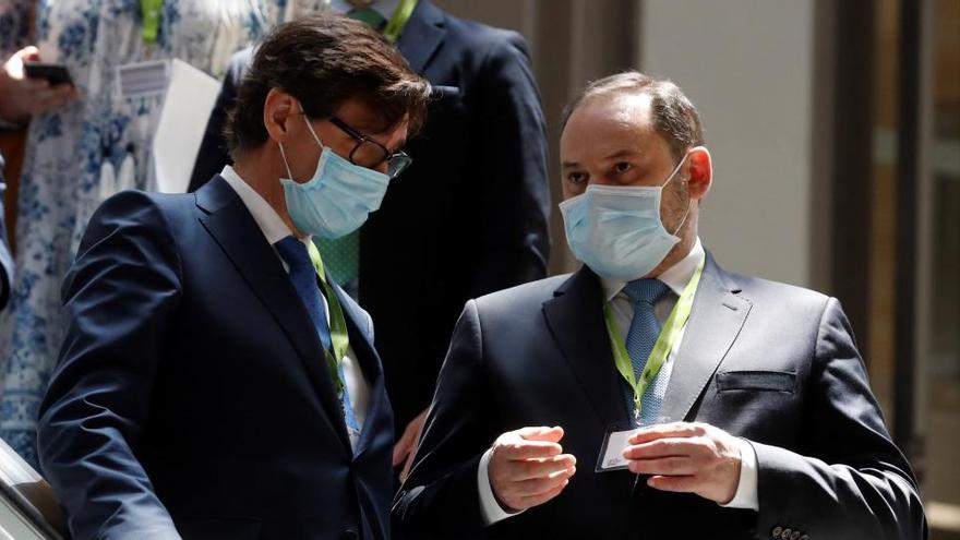 Los ministros José Luis Ábalos (d), y Salvador Illa (i), en el Aeropuerto Adolfo Suárez Madrid-Barajas.