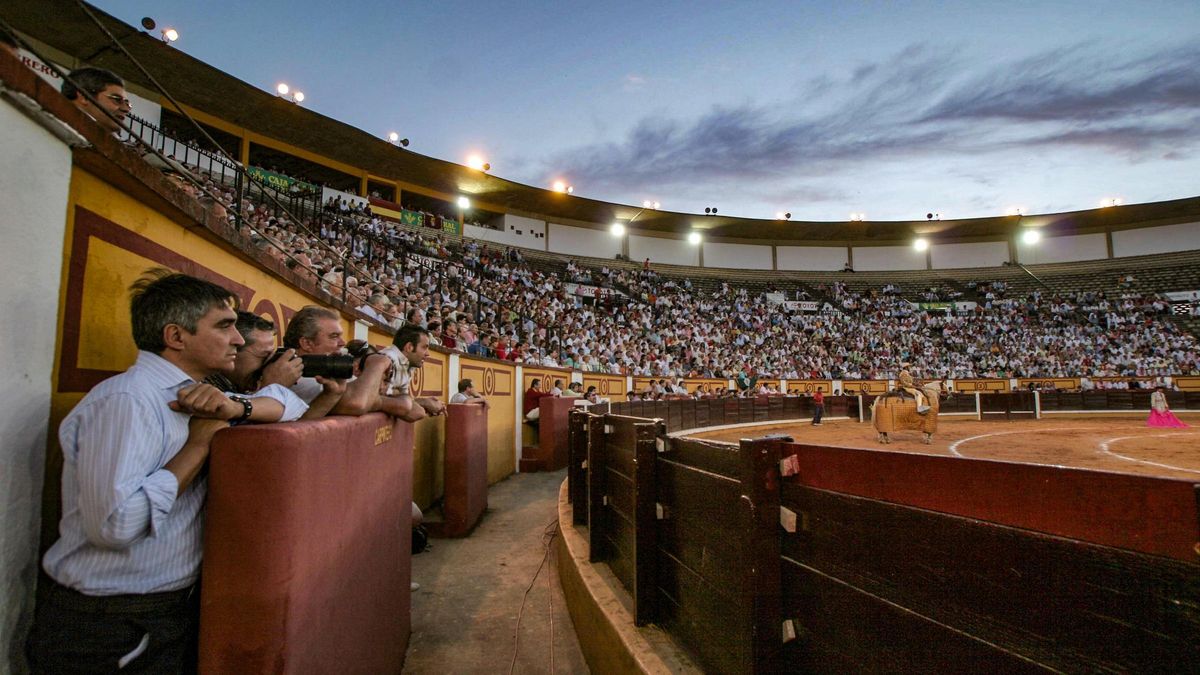 Aficionados en la plaza de toros de Badajoz, en una imagen de archivo.