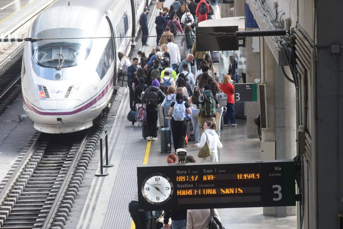 Pasajeros en la estación de Santa Justa de Sevilla accediendo a un tren con destino a Barcelona