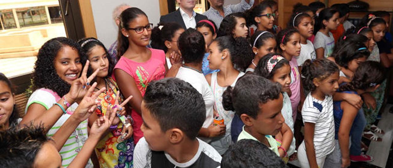 Fernando Clavijo, al fondo a la derecha, junto a los 42 niños y niñas que disfrutan de &#039;Vacaciones en paz&#039;.