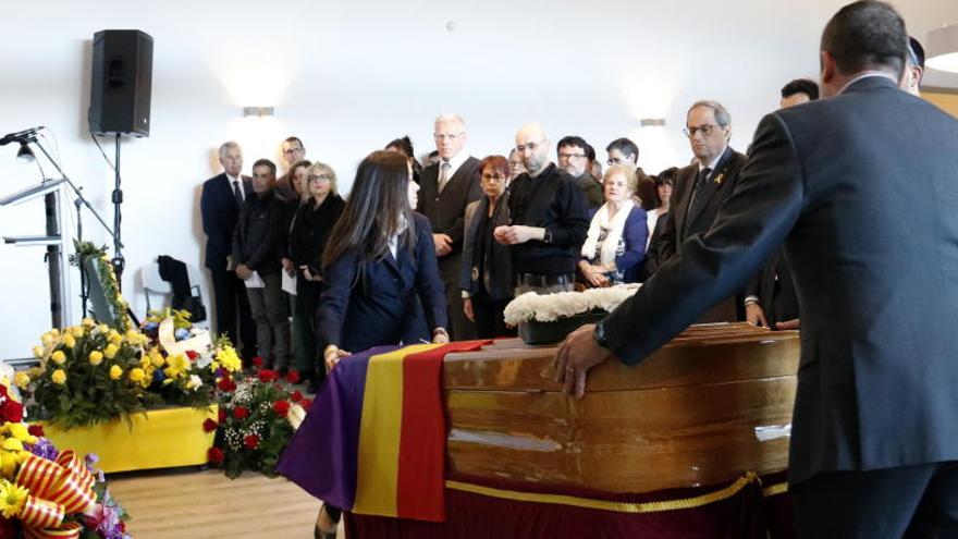 El fèretre de Neus Català, en el funeral celebrat al Tanatori de Móra la Nova.