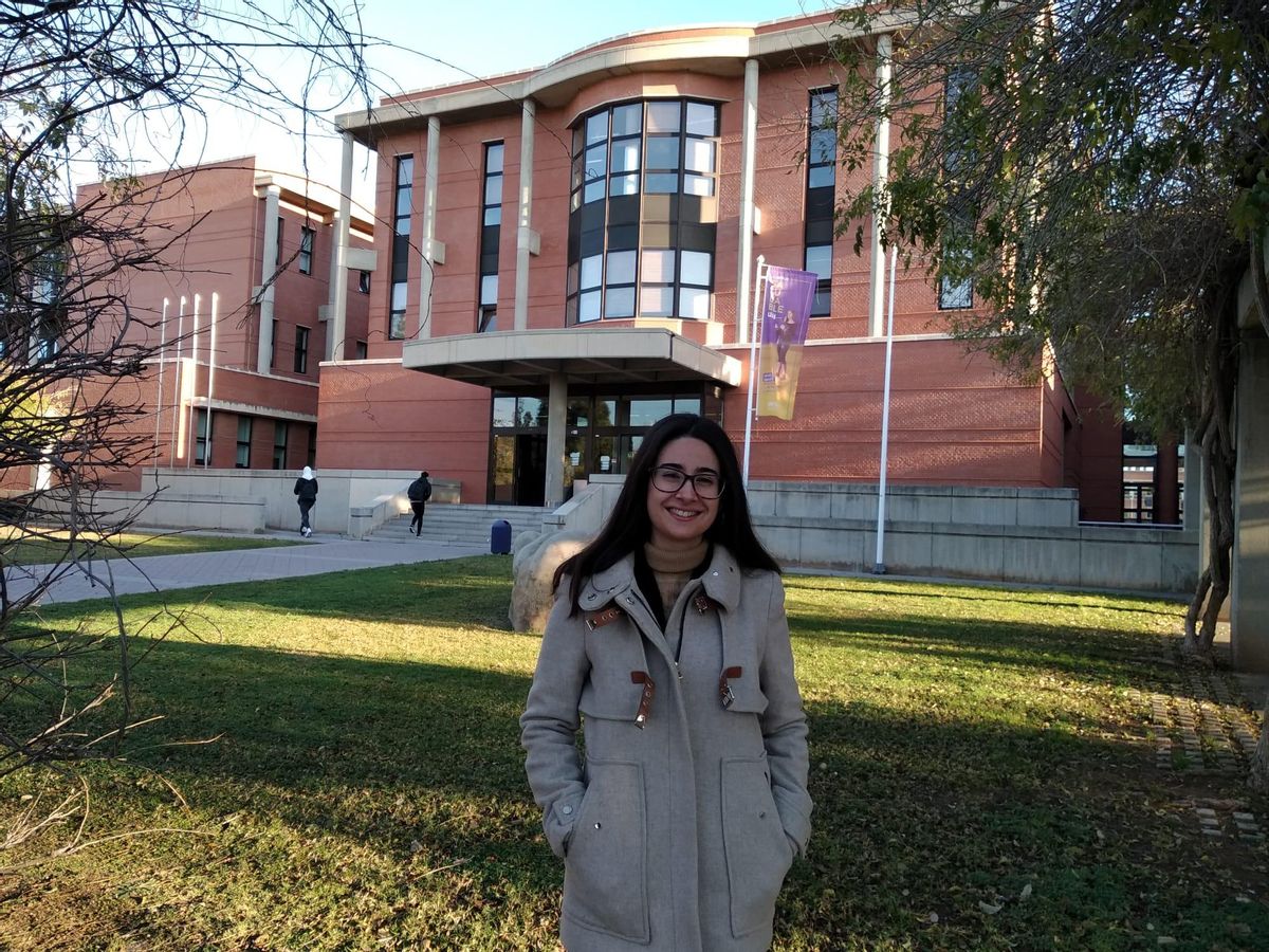 La joven estudiante, en la universidad en la que ha estudiado la carrera de Derecho, la UJI.
