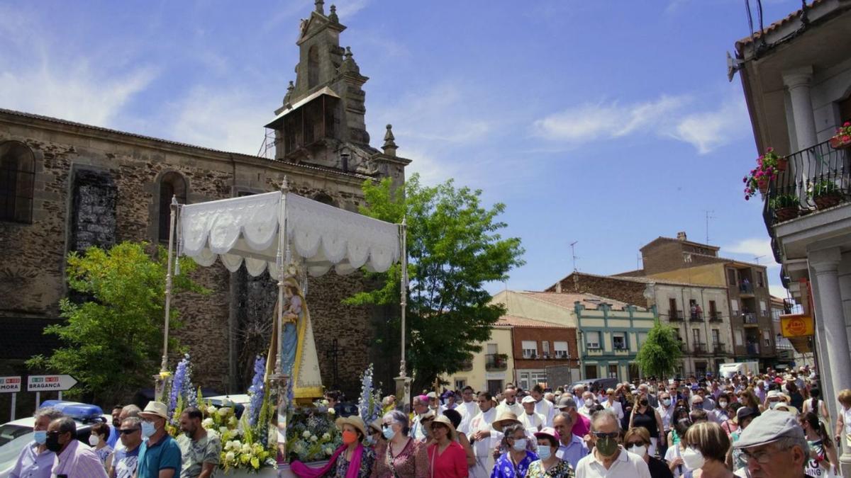 La Virgen de la Salud a su paso por las calles de Alcañices. | Ch. S.