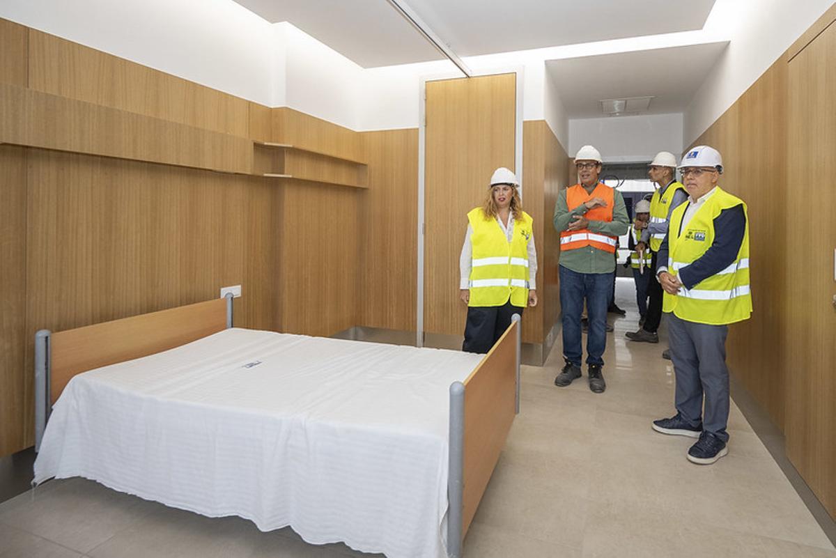 Antonio Morales e Isabel Mena en una de las habitaciones del futuro centro de mayores