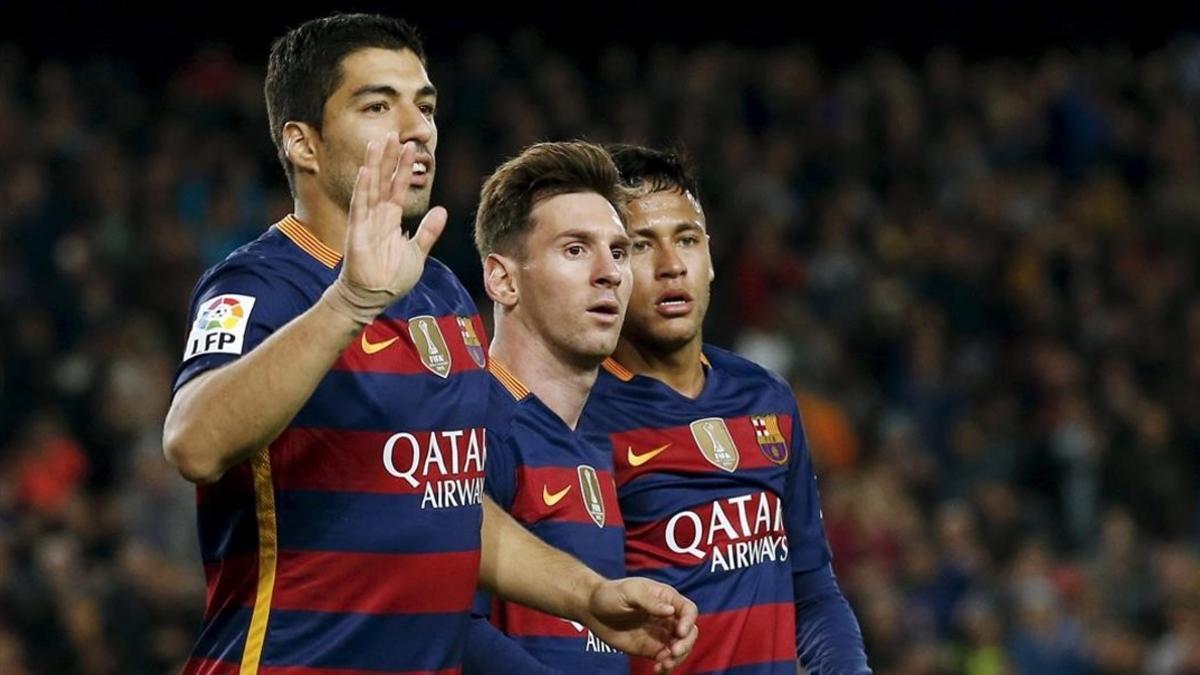 Suárez, Messi y Neymar celebran un gol al Sporting. El tridente aún no tiene nuevo compañero.