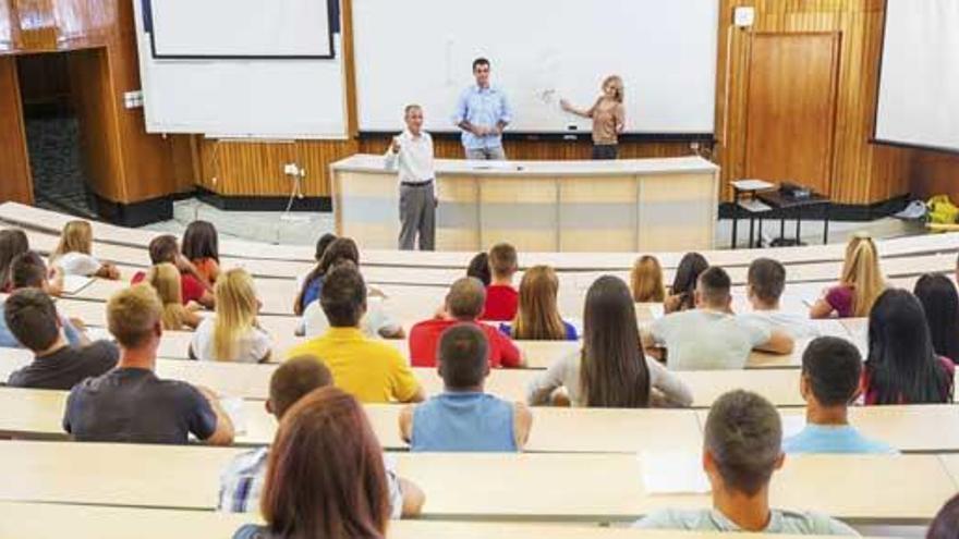 Estudiantes universitarios durante las clases magistrales.