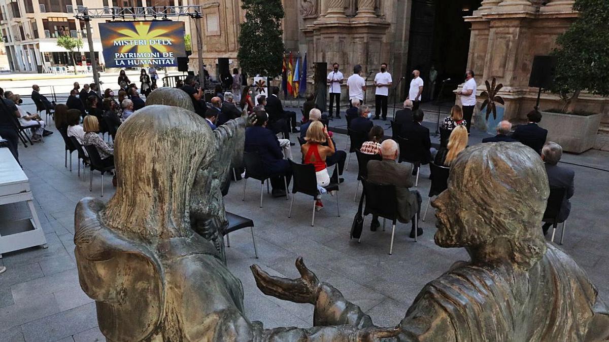 Acto institucional y cantores en la plaza del Congreso Eucarístico